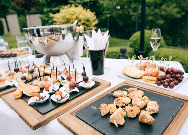 Ein Buffet-Tisch mit einer Auswahl an Appetithäppchen und Getränken