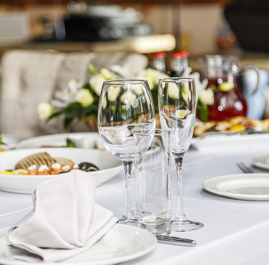 Ein gedeckter Tisch, bedeckt mit einer weißen Tischdecke