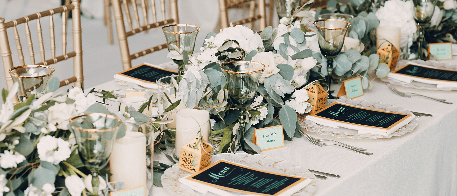 Ein Tisch mit einer weißen Tischdecke