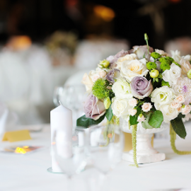 Ein weißer Tisch mit einer Vase voller bunter Blumen